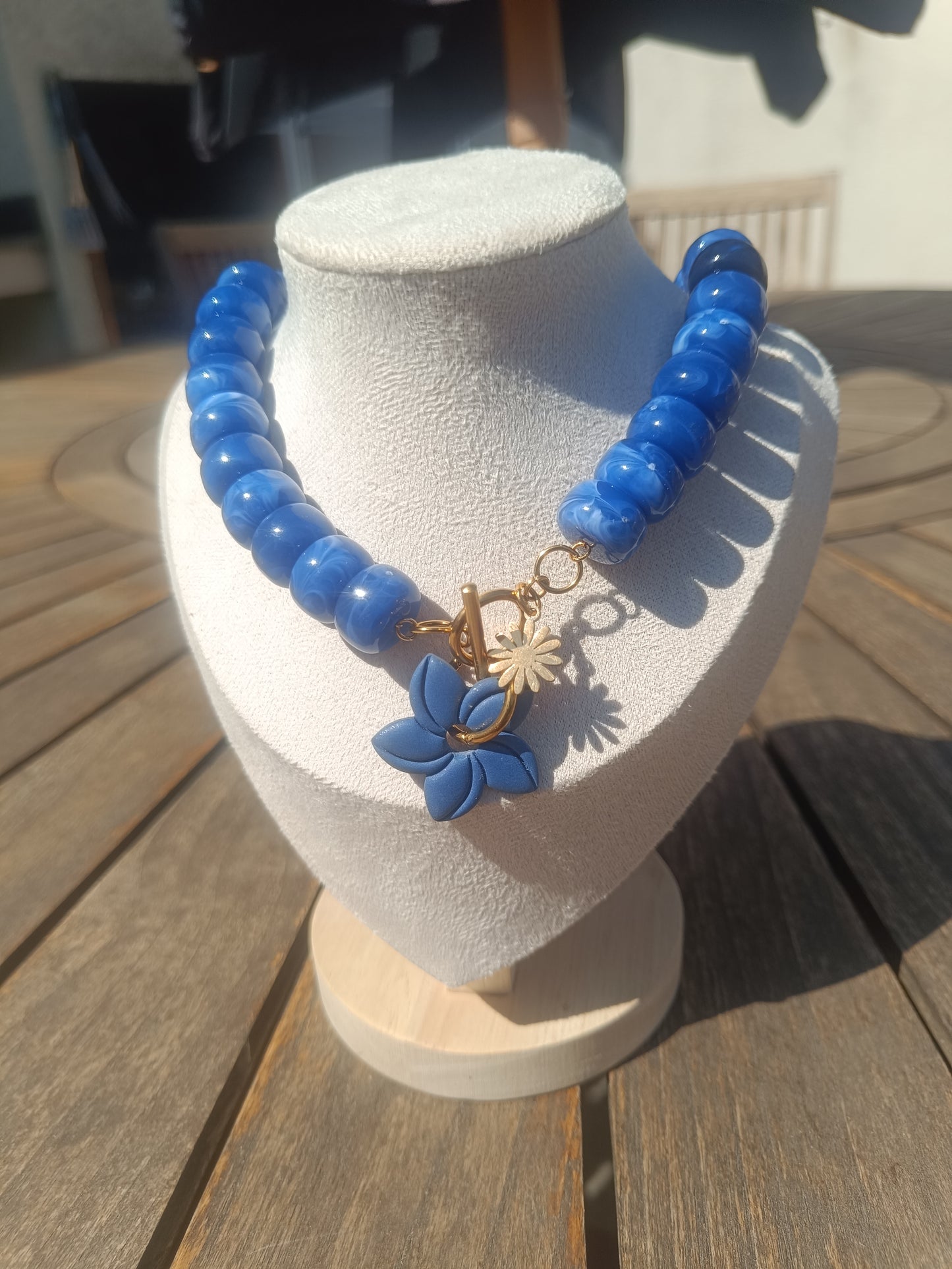 Collier bleu pampille lys