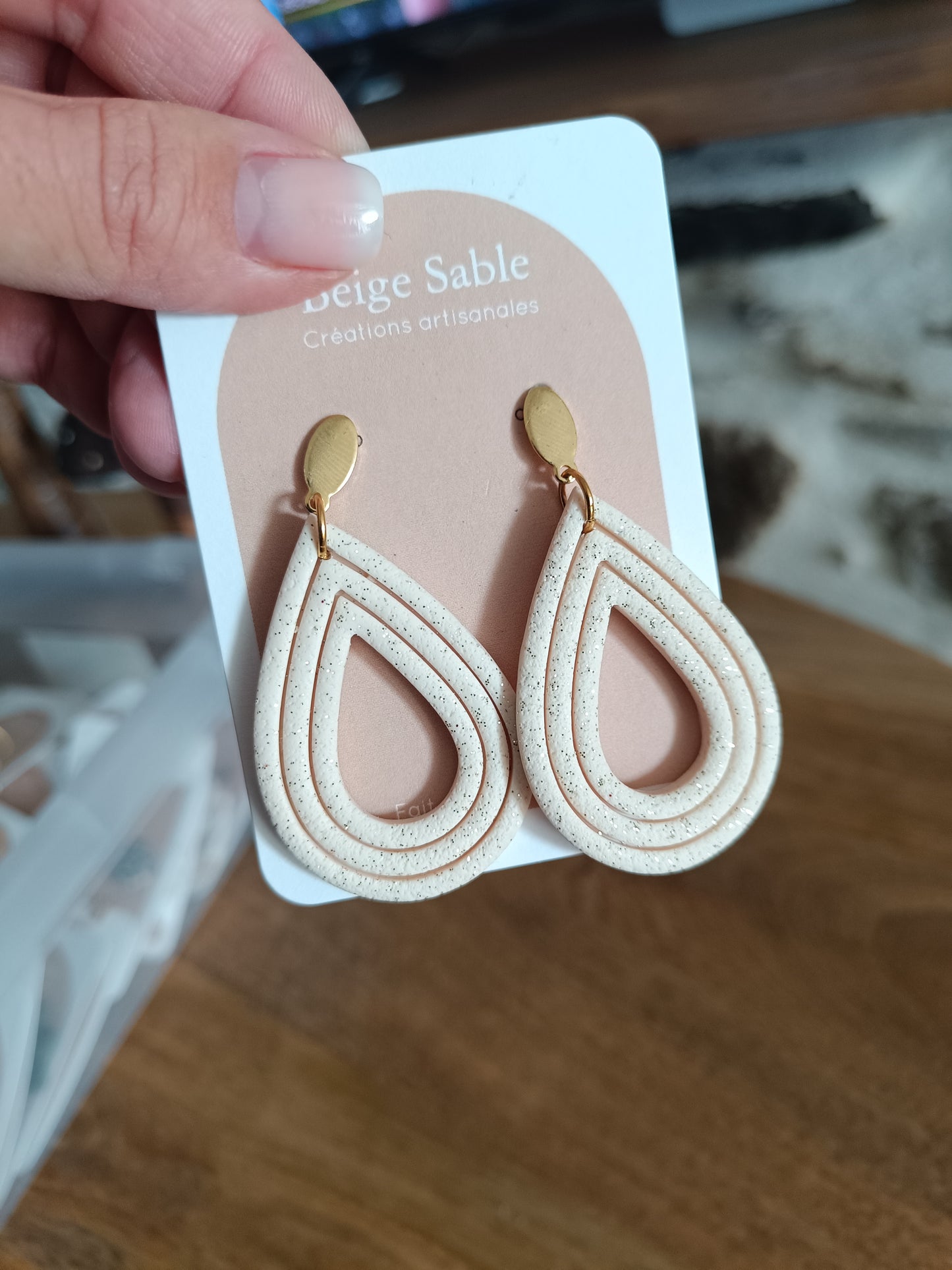 Boucles gouttes beige paillettes